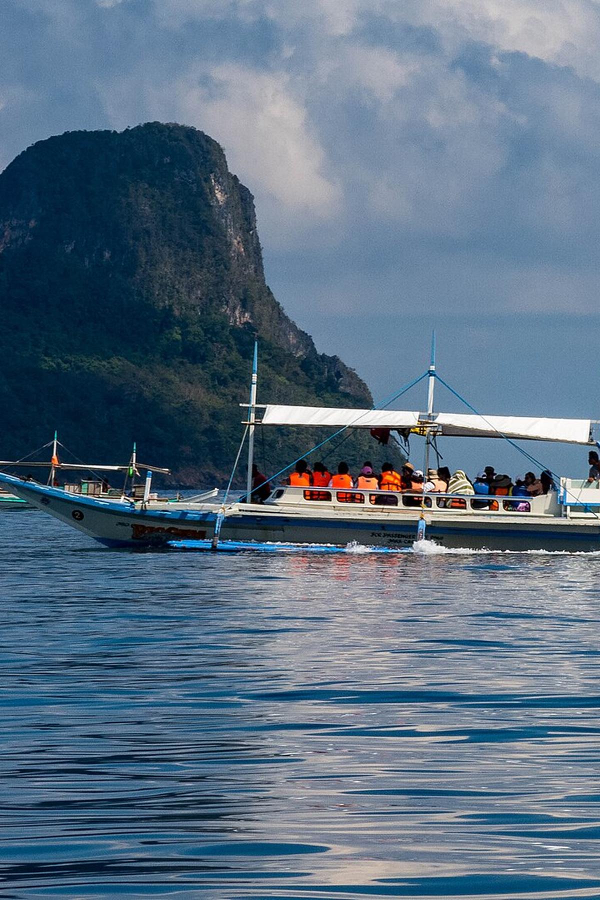 Palawan island hopping boat
